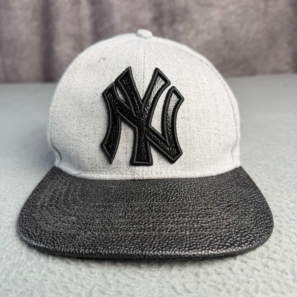 New Era 9FIFTY New York Yankees Snapback Hat Gray Wool Black Pebbled Brim Cap
